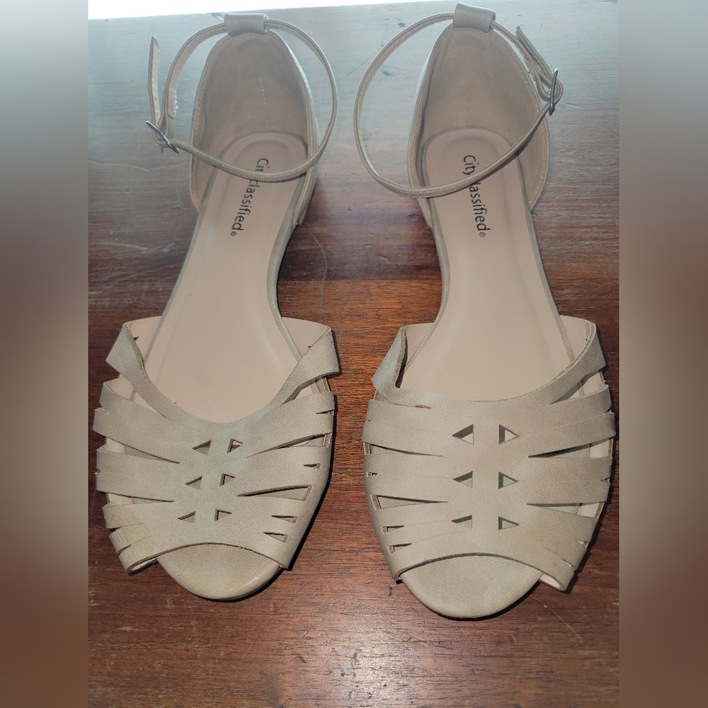 City Classified Women's Tan Closed Heel Open Toe Ankle Strap Sandals Size 9M
